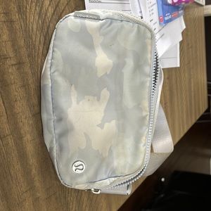 Everyday belt bag lululemon silver camp color is used but good condition